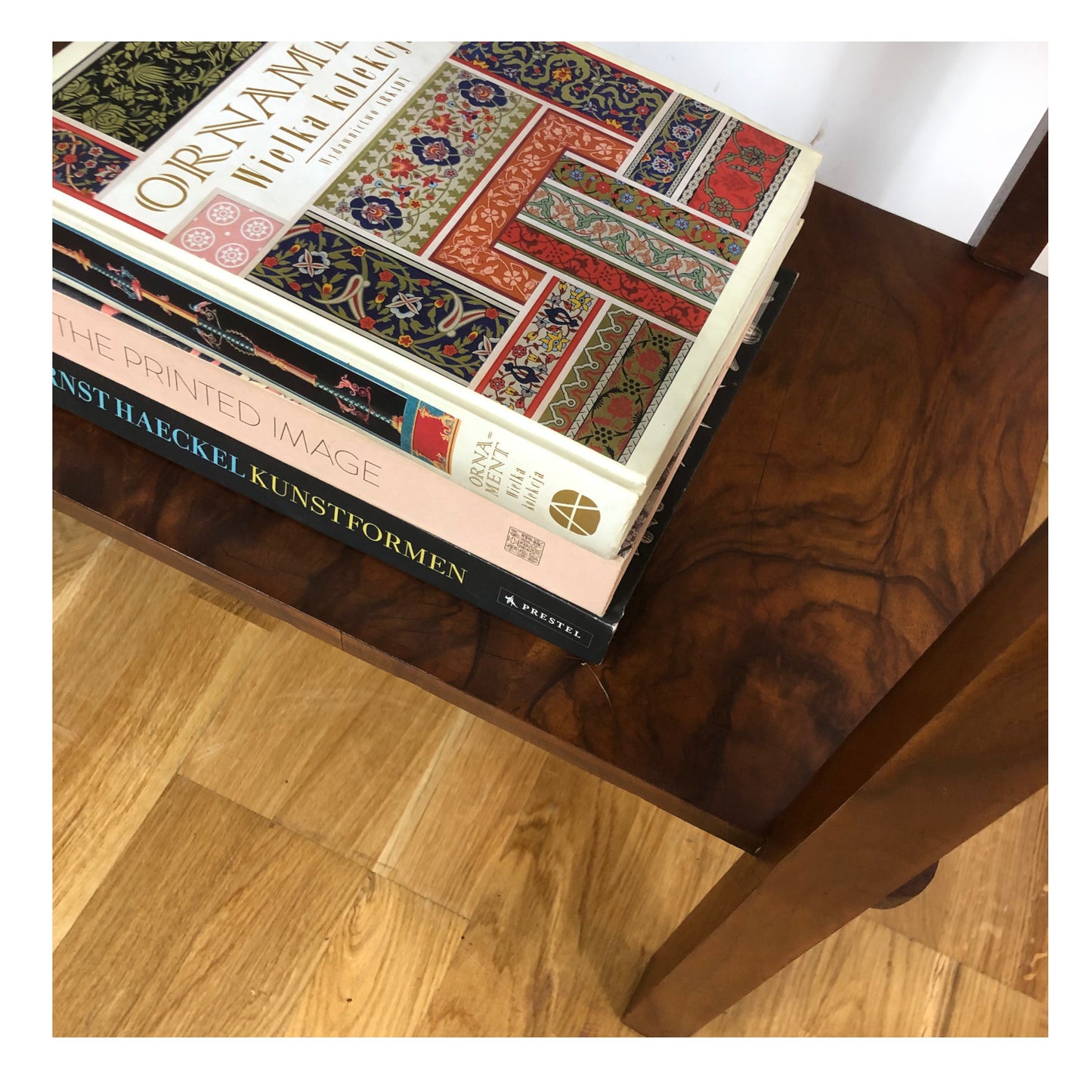 Człowiek z Komodo – Stolik pomocniczy z orzecha włoskiego