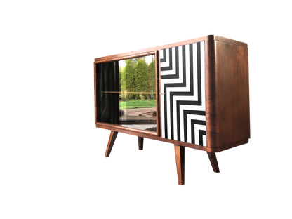 Człowiek z Komodo – Bursztynowy kredens z witryną