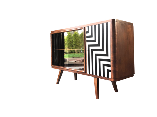 Człowiek z Komodo – Bursztynowy kredens z witryną