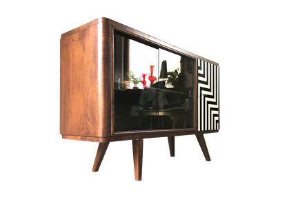 Człowiek z Komodo – Bursztynowy kredens z witryną