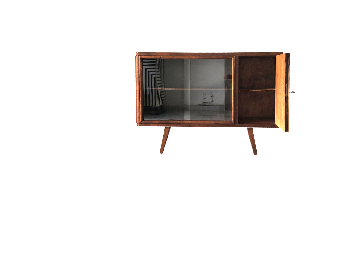 Człowiek z Komodo – Bursztynowy kredens z witryną