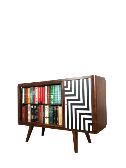 Człowiek z Komodo – Bursztynowy kredens z witryną